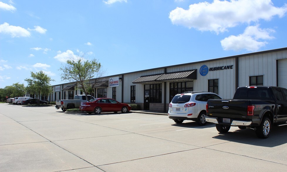 More Photos Of 14231 Seaway Rd, Gulfport Showroom For Lease