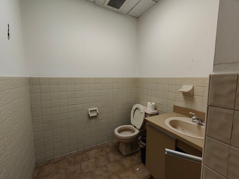 More Photos Of 1169 Oak Point Ave, Bronx Warehouse For Lease