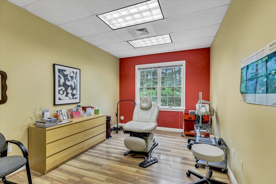 More Photos Of 1330 Phinney's Ln, Hyannis Medical For Sale