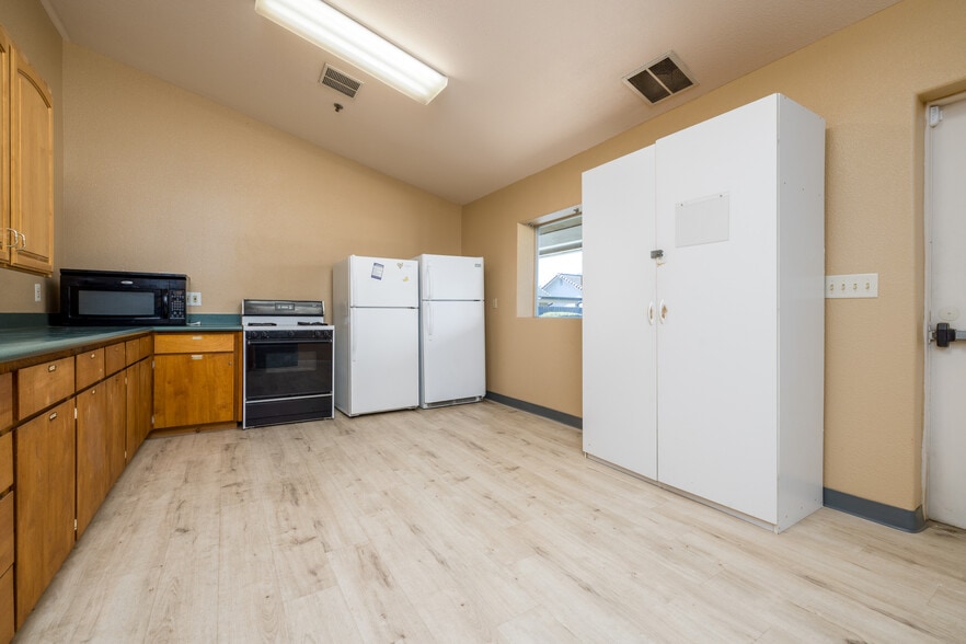 More Photos Of 2127 S Giddings St, Visalia Religious Facility For Lease