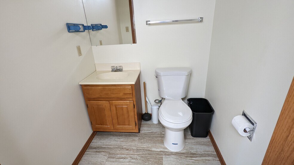 More Photos Of 8421 University Ave, Clive Office Residential For Lease