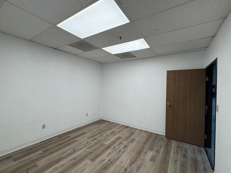 More Photos Of 9389 Dowdy Dr, San Diego Warehouse For Lease