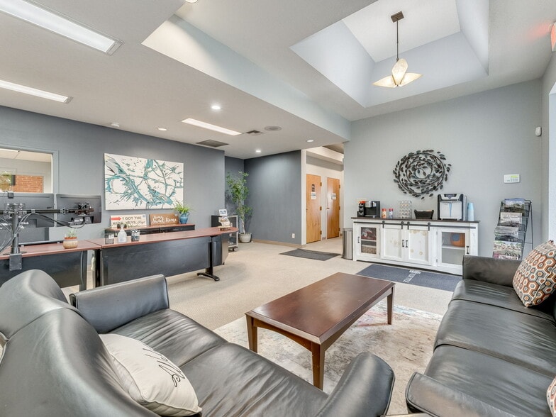 More Photos Of 1215 NE Baker St, Mcminnville Office For Sale