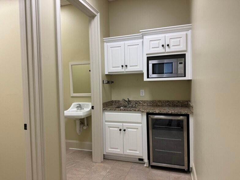 More Photos Of 2446 Caffey St, Hernando Office For Lease