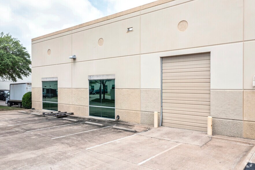 More Photos Of 3310 Matrix Dr, Richardson Research And Development For Lease