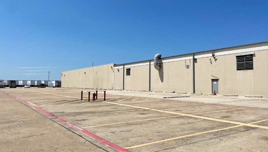 More Photos Of 1300 Blackjack St, Lockhart Distribution For Sale