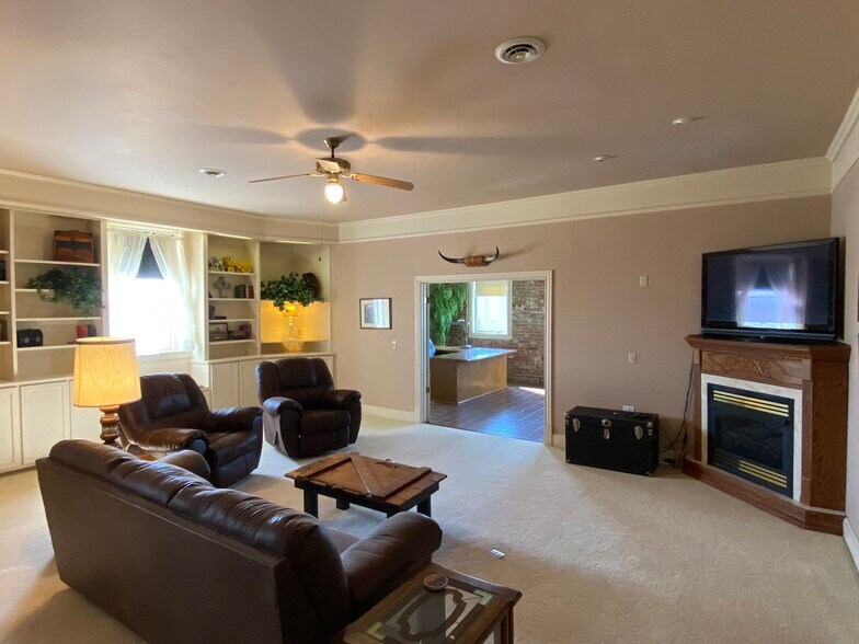 More Photos Of 102 N Fowler St, Meade Office For Sale