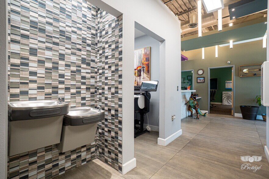 More Photos Of 700 N Copia St, El Paso Office For Sale