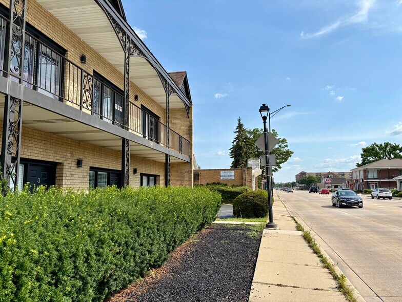More Photos Of 381 N York Rd, Elmhurst Storefront Retail Office For Lease