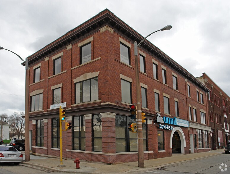 Primary Photo Of 1134 W North Ave, Milwaukee Medical For Sale