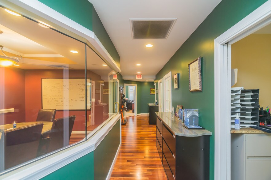 More Photos Of 410 Pine St SE, Vienna Office For Lease