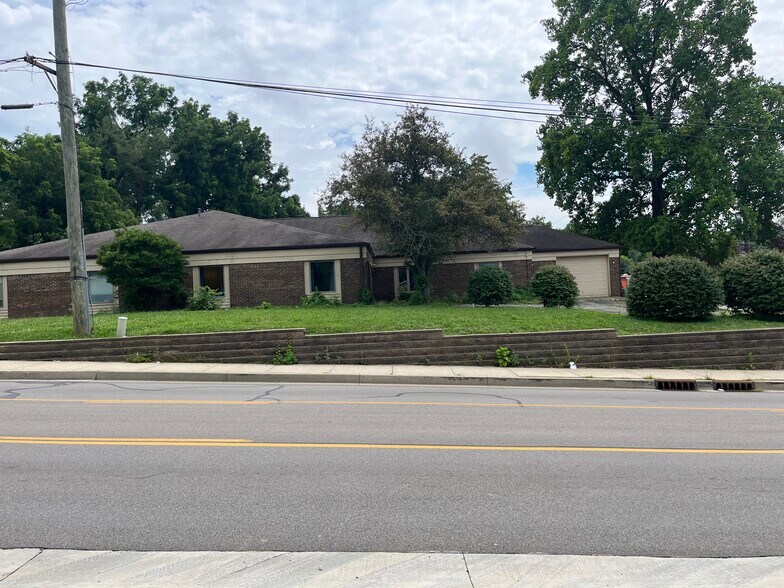 More Photos Of 525 W 17th St, Bloomington Office For Sale