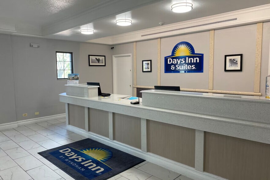 More Photos Of 1415 W Dundee Rd, Arlington Heights Hotel For Sale