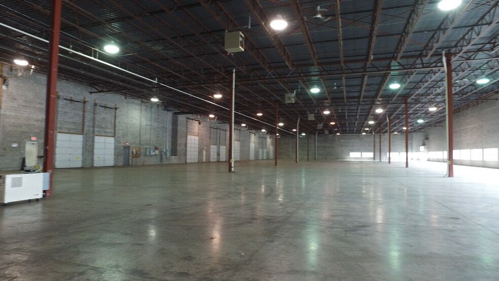 More Photos Of 9750 S Oakwood Park Dr, Franklin Manufacturing For Lease