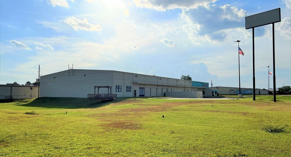 More Photos Of 21019 Spring Towne Dr, Spring Showroom For Lease