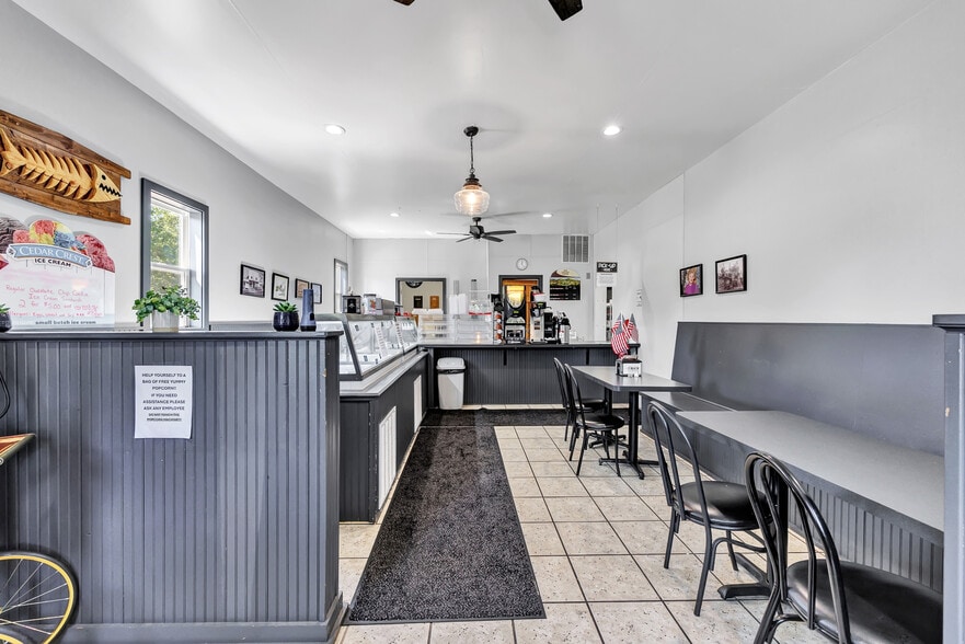 More Photos Of 633 Bissell St, White Lake General Retail For Sale