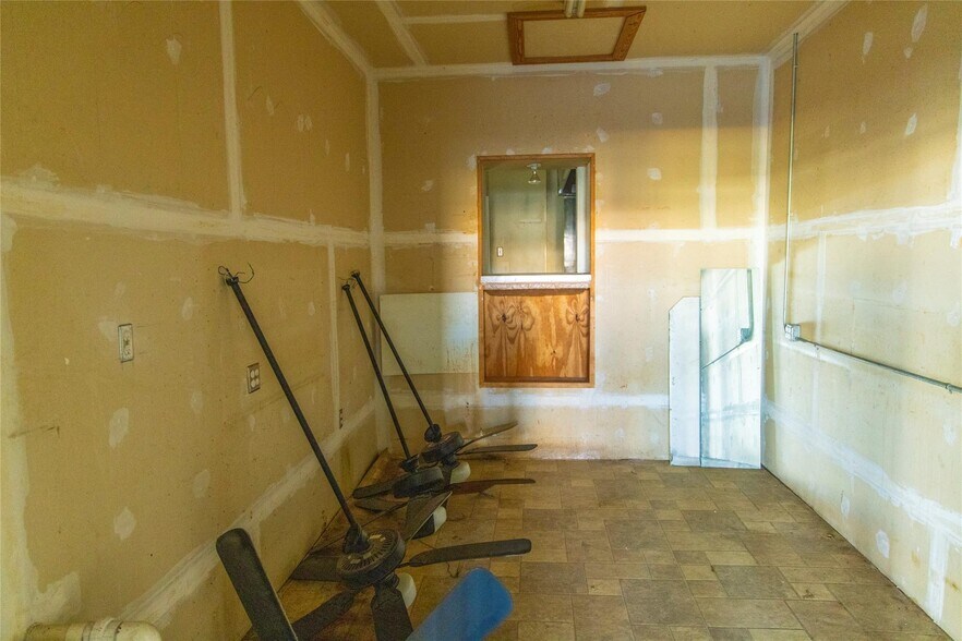 More Photos Of 1020 Halsell St, Bridgeport Flex For Sale