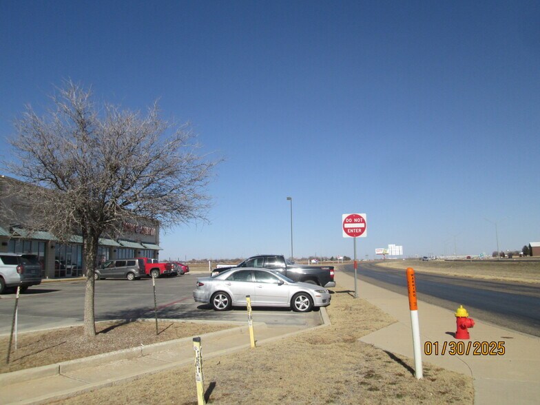 More Photos Of 1601 N I-27, Plainview Storefront Retail Office For Lease