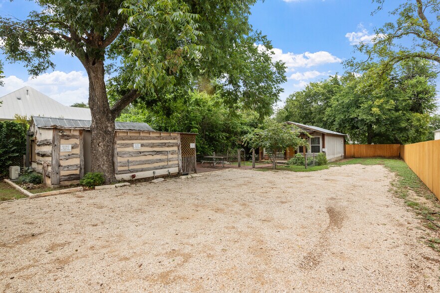 More Photos Of 514 W Austin St, Fredericksburg Specialty For Sale