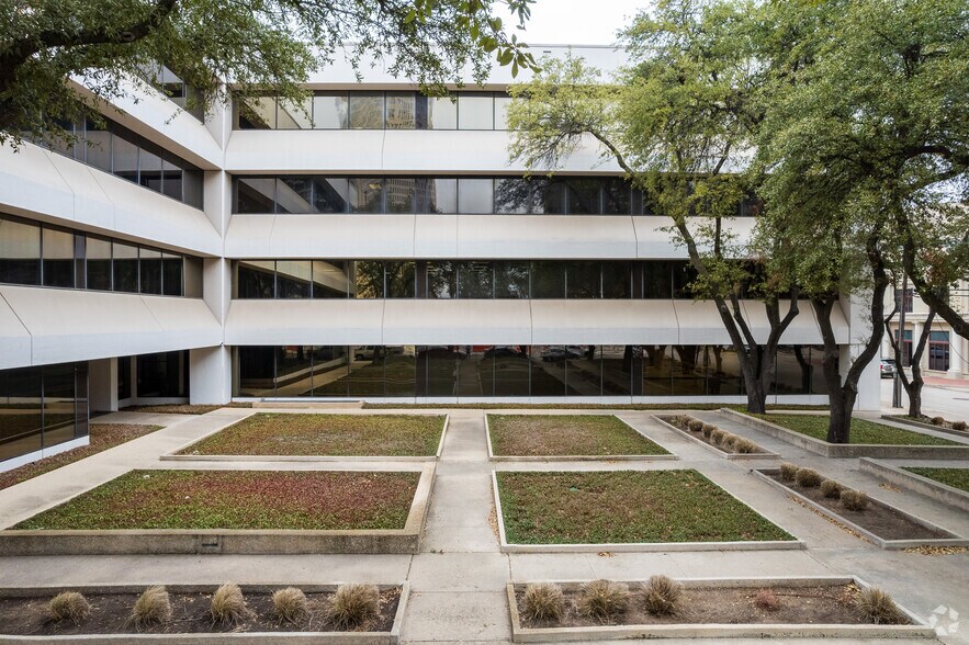More Photos Of 300 Burnett St, Fort Worth Office For Lease
