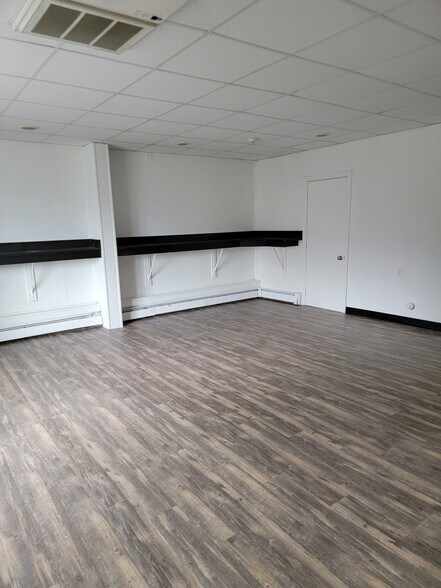 More Photos Of 326 S Main St, Manville Storefront Retail Residential For Lease