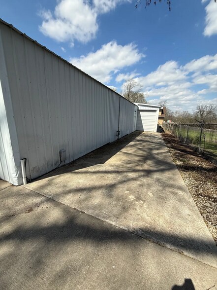 More Photos Of 16004 E 23rd St S, Independence Warehouse For Lease