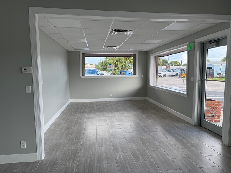 More Photos Of 144 Jupiter St, Jupiter Light Distribution For Lease