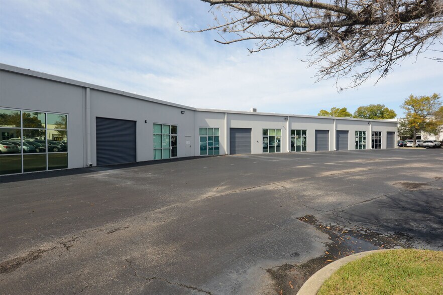 More Photos Of 7751 Kingspointe Pky, Orlando Light Distribution For Lease