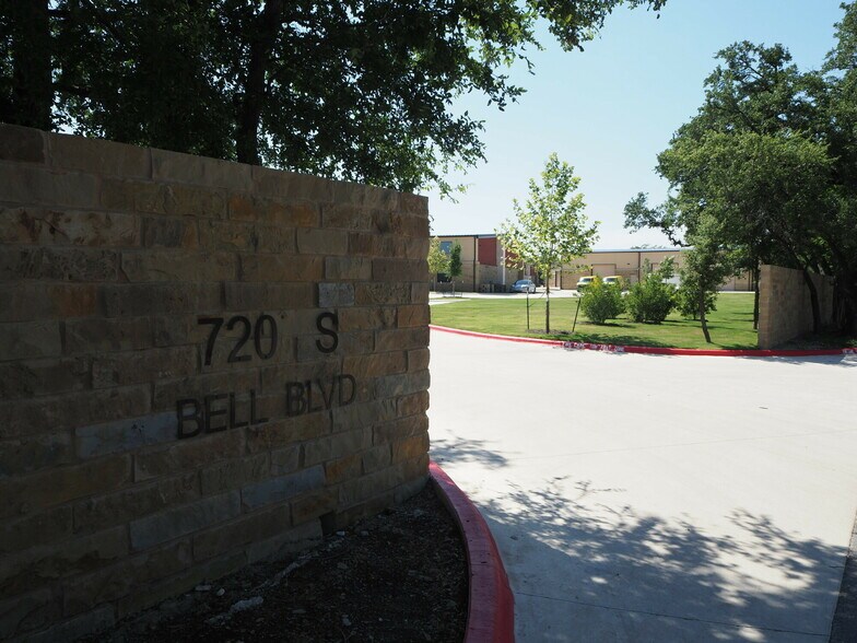 More Photos Of 720 S Bell Blvd, Cedar Park Warehouse For Lease