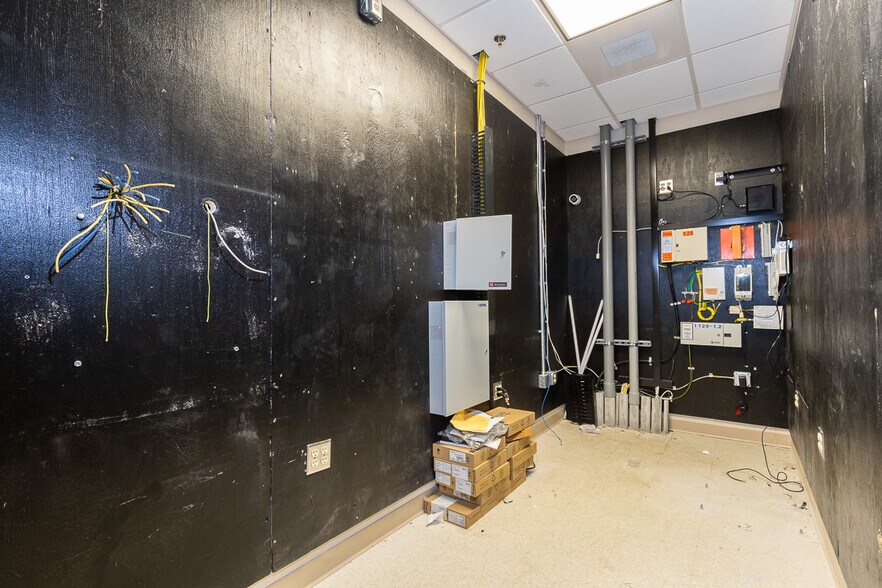More Photos Of 129 N Main St, Anderson Office For Lease