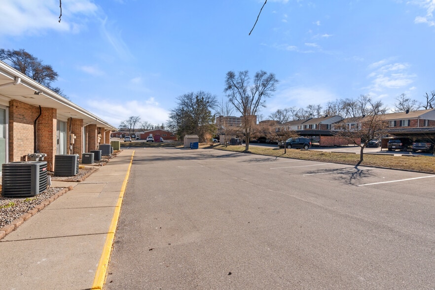 More Photos Of 961-971 Oakwood Dr, Rochester Medical For Lease