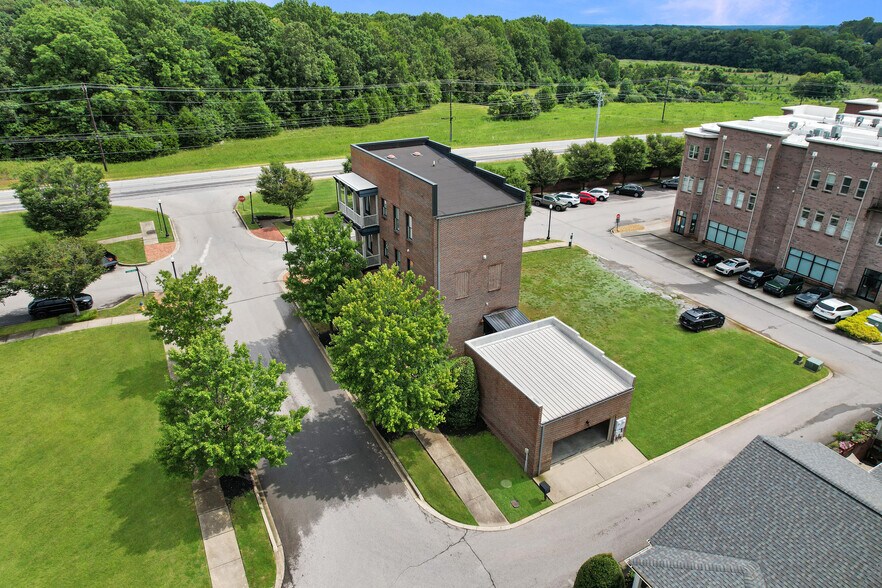 More Photos Of 208 Centre St, Pleasant View Office For Sale