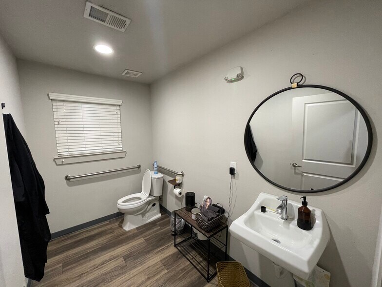 More Photos Of 408 Wilson Rd, Conroe Loft Creative Space For Lease