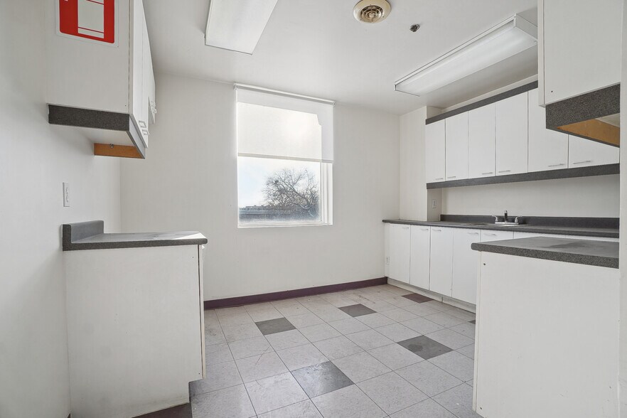 More Photos Of 2345 Rue Lapierre, Montréal Warehouse For Lease