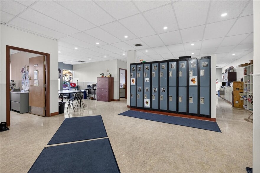 More Photos Of 11831 123 St NW, Edmonton Office For Sale