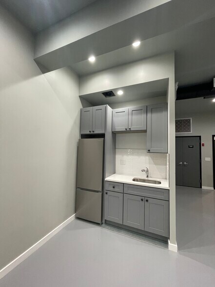 More Photos Of 194 Gordon St, Staten Island Showroom For Lease