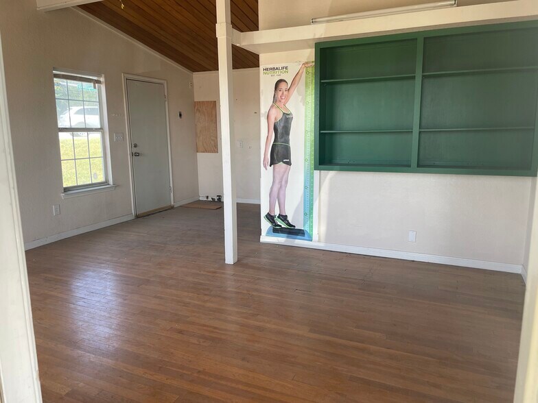 More Photos Of 103 Center Point Rd, San Marcos Flex For Lease