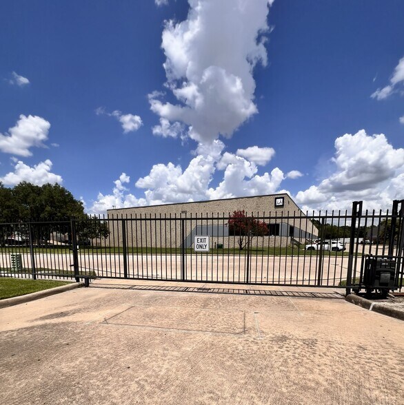 More Photos Of 5611 Guhn Rd, Houston Warehouse For Lease