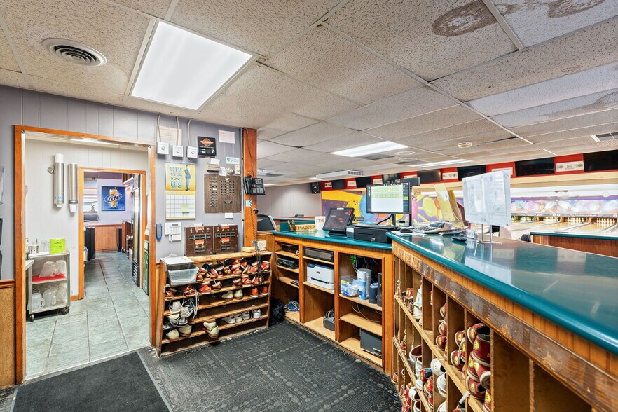 More Photos Of 1616 N Section St, Sullivan Sports And Entertainment For Sale