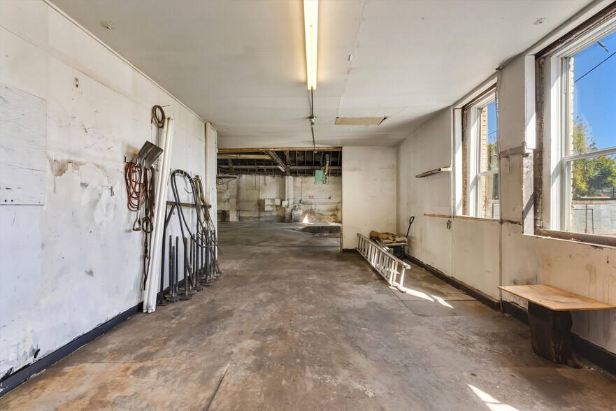 More Photos Of 201 N 2nd St, Raton Auto Repair For Sale