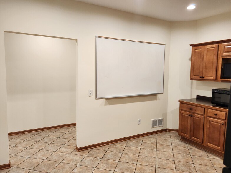 More Photos Of 10523-10527 W 165th St, Lakeville Office For Sale