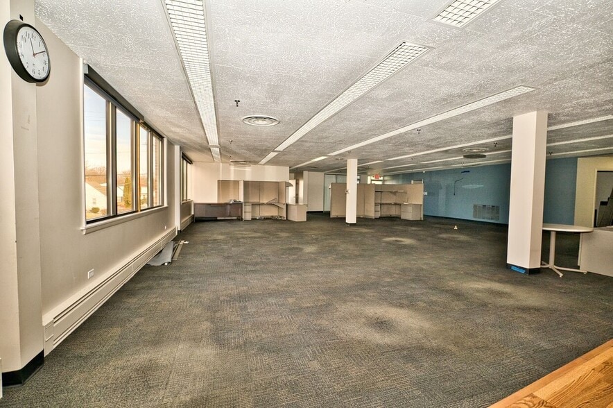 More Photos Of 651 S Martin Luther King Jr Ave, Waukegan Warehouse For Sale