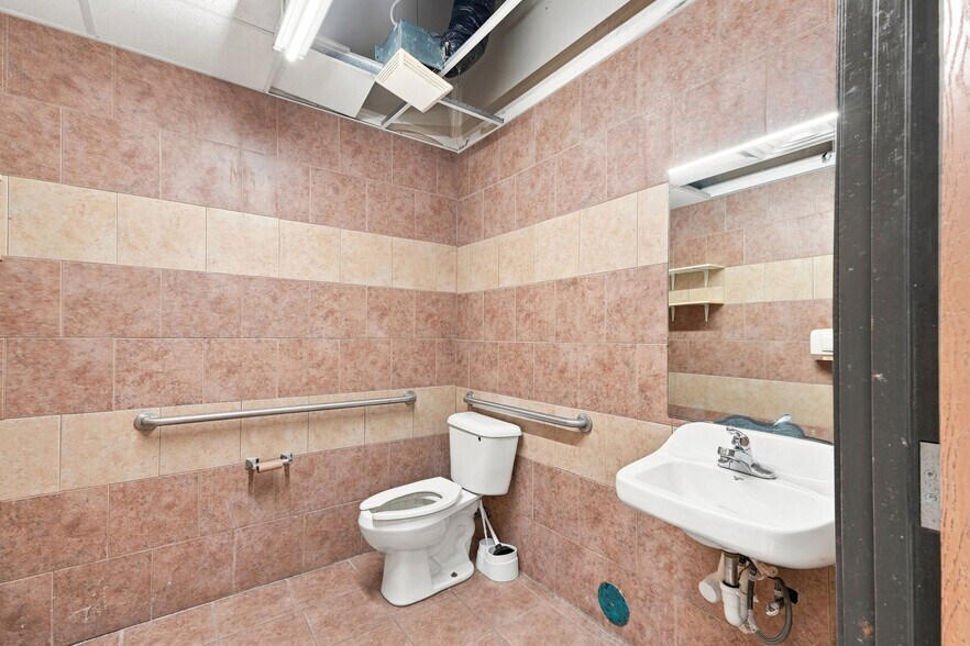 More Photos Of 7870 Southfield Rd, Detroit Freestanding For Sale