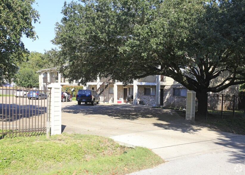 More Photos Of 404 W Coombs St, Alvin Apartments For Sale