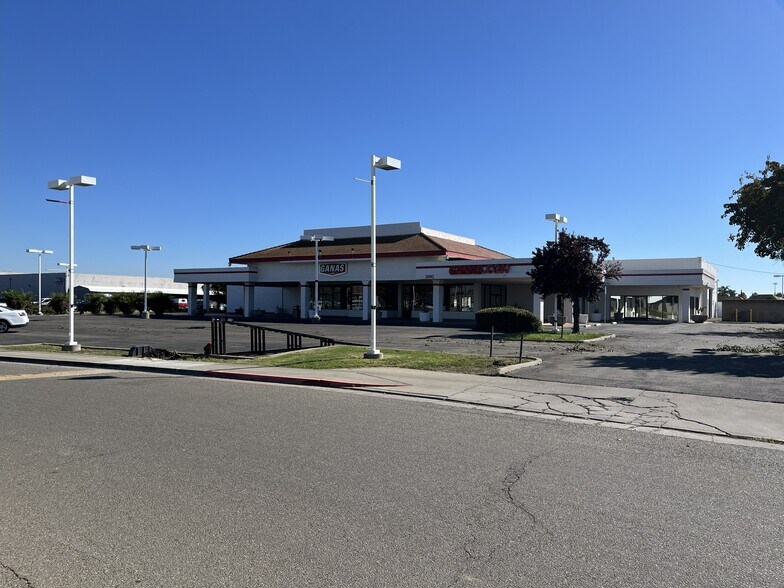 More Photos Of 3190 Auto Center Cir, Stockton Auto Dealership For Lease