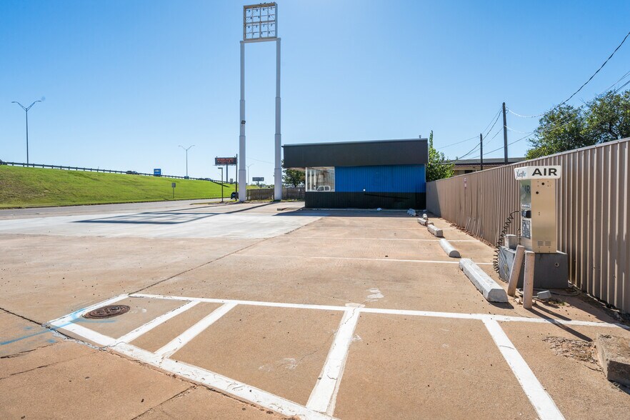 More Photos Of 1136 Central Fwy, Wichita Falls Service Station For Sale