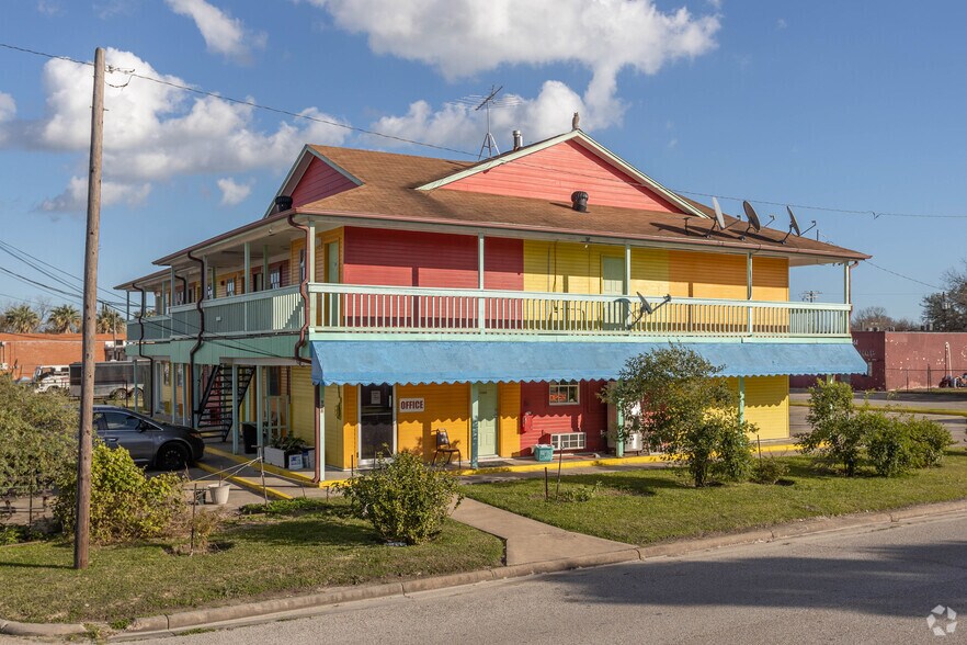 More Photos Of 928 8th Ave N, Texas City Hotel For Sale