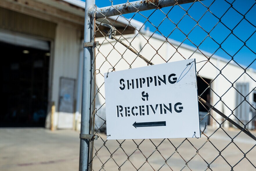 More Photos Of 1630 N Interstate 35 E, Lancaster Flex For Sale