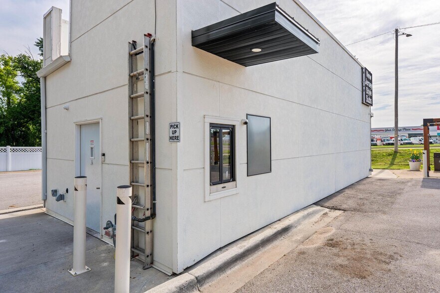More Photos Of 1803 S Center St, Marshalltown Restaurant For Sale