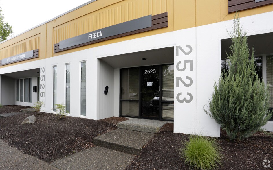 More Photos Of 2511-2527 N Hayden Island Dr, Portland Warehouse For Lease